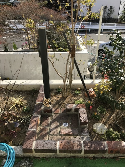 アイアンホーススタンドおよびエピソードブリックオーバーファイヤー手洗い場